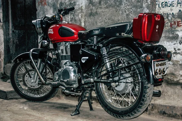 Varanasi India Noviembre 2018 Primer Plano Una Motocicleta Clásica Royal —  Fotos de Stock