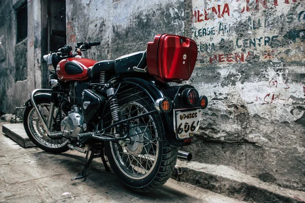 Varanasi India Noviembre 2018 Primer Plano Una Motocicleta Clásica Royal —  Fotos de Stock