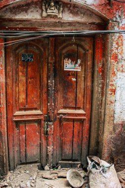 Varanasi Hindistan 19 Kasım 2018 Closeup Varanasi eski bölge öğleden sonra dar sokakta geleneksel kapı