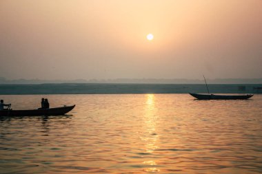 Varanasi Hindistan 14 Kasım 2018 güneşin görünümü sabah Ganj Nehri üzerinde