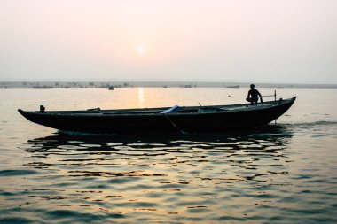 Varanasi Hindistan 14 Kasım 2018 güneşin görünümü sabah Ganj Nehri üzerinde