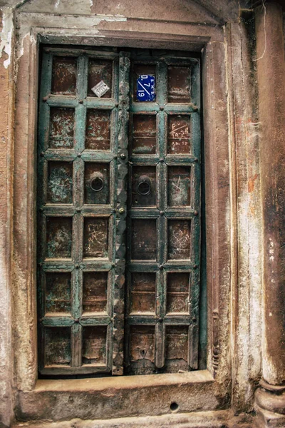 Varanasi India November 2018 Closeup Traditional Door Narrow Street Old — Stock Photo, Image