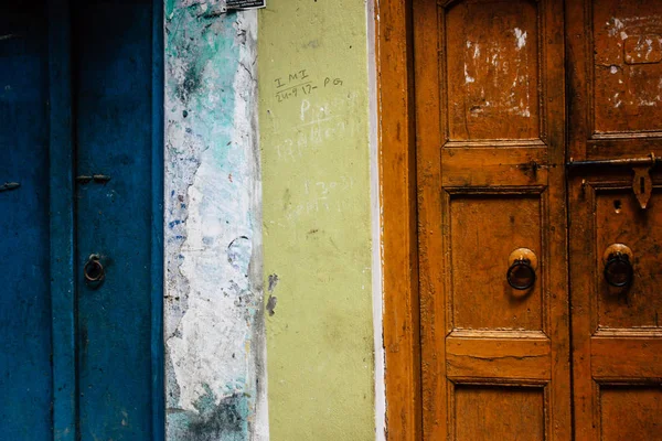 2018年11月19日下午 瓦拉纳西印度瓦拉纳西老城区狭窄街道上的传统门特写镜头 — 图库照片