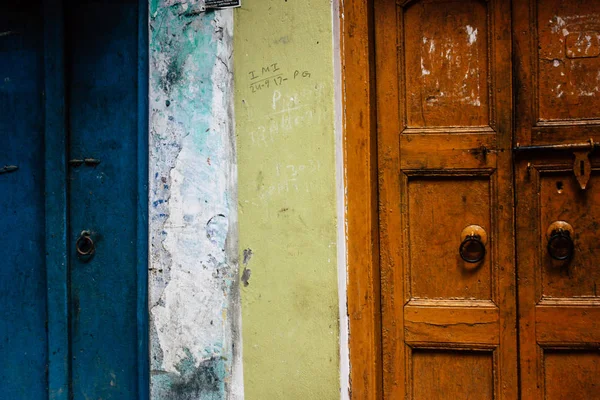 Varanasi India Noviembre 2018 Primer Plano Puerta Tradicional Calle Estrecha — Foto de Stock