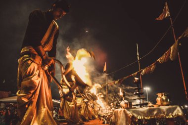 Varanasi Hindistan 14 Kasım 2018 Assi ghat gece Ganga Aarti törende görünümünü