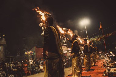 Varanasi Hindistan 14 Kasım 2018 Assi ghat gece Ganga Aarti törende görünümünü