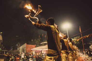 Varanasi Hindistan 14 Kasım 2018 Assi ghat gece Ganga Aarti törende görünümünü