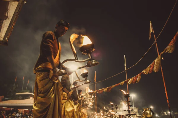 Varanasi Hindistan Kasım 2018 Assi Ghat Gece Ganga Aarti Törende — Stok fotoğraf