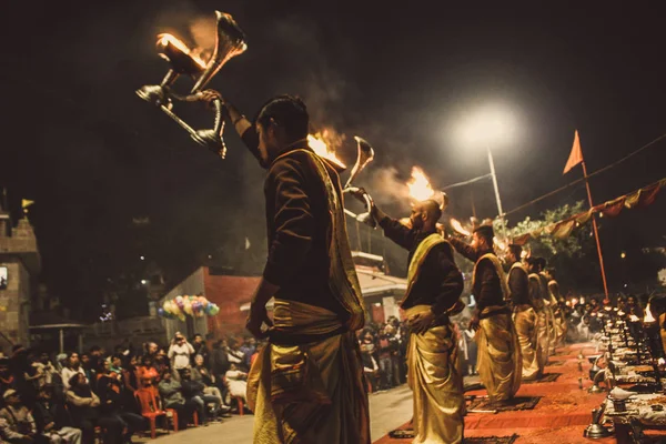 Varanasi Hindistan Kasım 2018 Assi Ghat Gece Ganga Aarti Törende — Stok fotoğraf