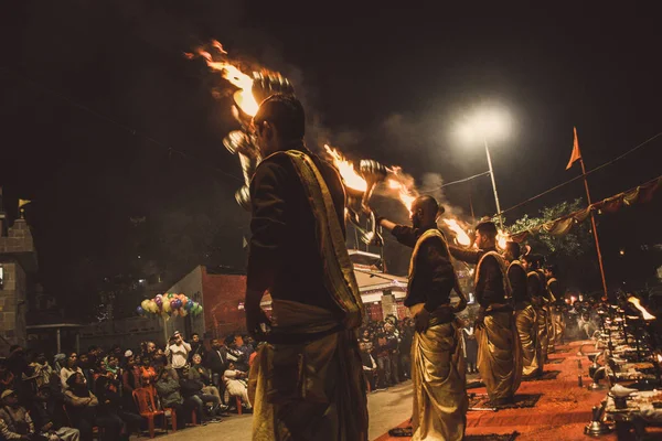 Varanasi Hindistan Kasım 2018 Assi Ghat Gece Ganga Aarti Törende — Stok fotoğraf