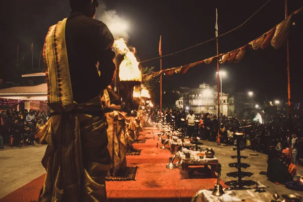 Varanasi Hindistan Kasım 2018 Assi Ghat Gece Ganga Aarti Törende — Stok fotoğraf