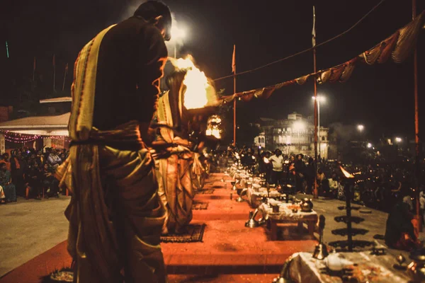 Varanasi Hindistan Kasım 2018 Assi Ghat Gece Ganga Aarti Törende — Stok fotoğraf