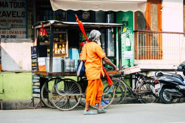 Varanasi Hindistan 11 Kasım 2018 bilinmeyen bir Hint insan öğleden sonra Varanasi sokaklarında yürüyüş görünümü