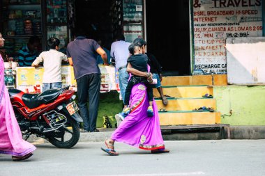 Varanasi Hindistan 11 Kasım 2018 bilinmeyen bir Hint insan öğleden sonra Varanasi sokaklarında yürüyüş görünümü