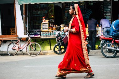 Varanasi Hindistan 11 Kasım 2018 bilinmeyen bir Hint insan öğleden sonra Varanasi sokaklarında yürüyüş görünümü
