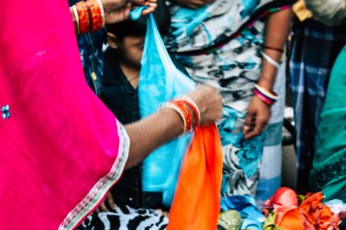 Varanasi Hindistan 18 Kasım 2018 bilinmeyenli Hint insanlar akşam elbisesi Varanasi, sokaklarında alışveriş görünümünü