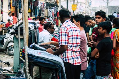 Varanasi Hindistan 18 Kasım 2018 bilinmeyenli Hint insanlar akşam elbisesi Varanasi, sokaklarında alışveriş görünümünü