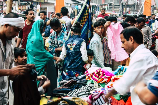 バラナシ インド 2018 日夕方にはバラナシの街で服を買い物未知のインド人のビュー — ストック写真