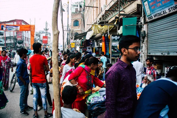 Varanasi Indiach Listopada 2018 Widok Niewiadomych Zakupy Ubrania Ulicach Miasta — Zdjęcie stockowe