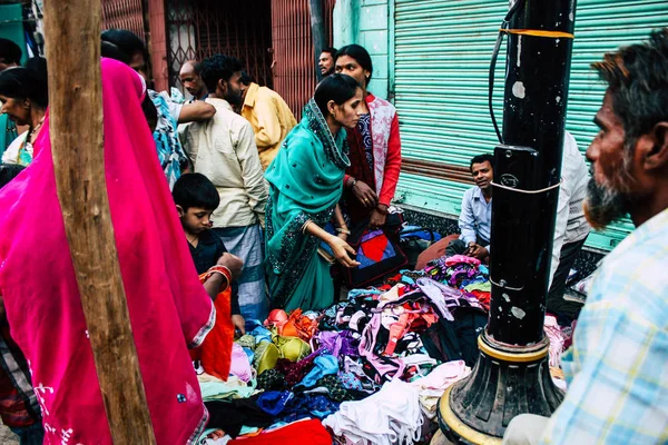 Varanasi Índia Novembro 2018 Vista Pessoas Desconhecidas Indianas Comprando Roupas — Fotografia de Stock