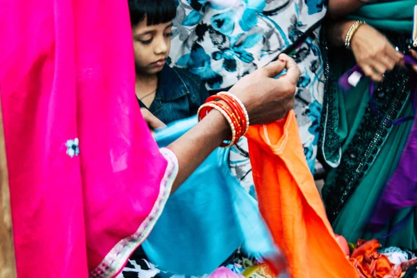 バラナシ インド 2018 日夕方にはバラナシの街で服を買い物未知のインド人のビュー — ストック写真
