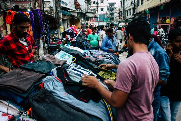 Varanasi Índia Novembro 2018 Vista Pessoas Desconhecidas Indianas Comprando Roupas — Fotografia de Stock