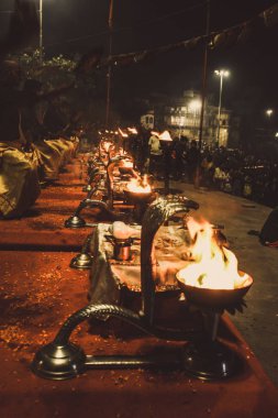 Varanasi Hindistan 14 Kasım 2018 Assi ghat gece Ganga Aarti törende görünümünü