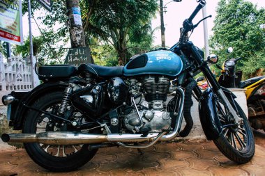Arambol Goa Hindistan 24 Kasım 2018 Royal Enfield motosiklet görünümünü Park Arambol sokaklarında sabah