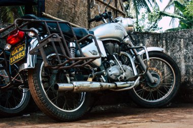 Arambol Goa Hindistan 24 Kasım 2018 Royal Enfield motosiklet görünümünü Park Arambol sokaklarında sabah