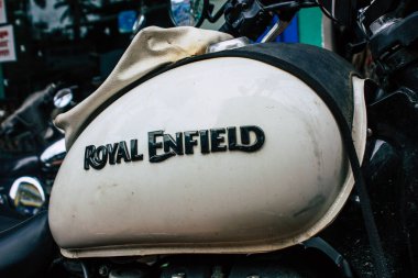 Arambol Goa Hindistan 24 Kasım 2018 Royal Enfield motosiklet görünümünü Park Arambol sokaklarında sabah