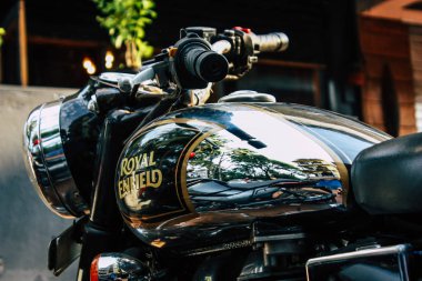 Arambol Goa Hindistan 24 Kasım 2018 Royal Enfield motosiklet görünümünü Park Arambol sokaklarında sabah