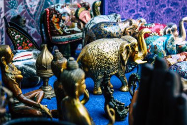 Arambol Goa Hindistan 24 Kasım 2018 dekorasyon nesneleri bir Hatıra Eşyası dükkanında satılan Closeup sabah Arambol ana caddede bulunan