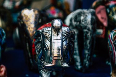 Arambol Goa Hindistan 24 Kasım 2018 dekorasyon nesneleri bir Hatıra Eşyası dükkanında satılan Closeup sabah Arambol ana caddede bulunan