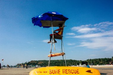 Arambol Goa Hindistan 24 Kasım 2018 Arambol Beach'te öğleden sonra izlerken bir bilinmeyen Goan cankurtaran görünümünü