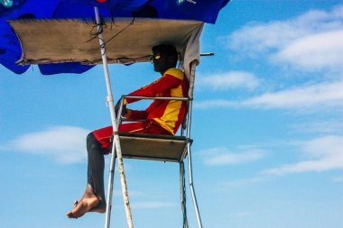 Arambol Goa Hindistan 24 Kasım 2018 Arambol Beach'te öğleden sonra izlerken bir bilinmeyen Goan cankurtaran görünümünü