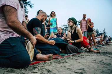 Arambol Goa Hindistan 24 Kasım 2018 bilinmeyenli Rus müzisyen müzik günbatımı sırasında Arambol plaj üzerinde görünümü