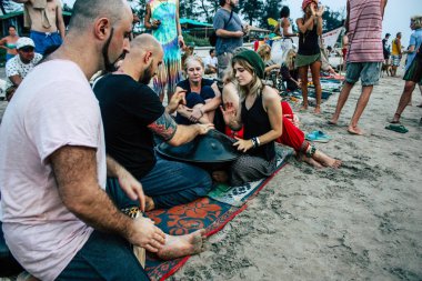 Arambol Goa Hindistan 24 Kasım 2018 bilinmeyenli Rus müzisyen müzik günbatımı sırasında Arambol plaj üzerinde görünümü