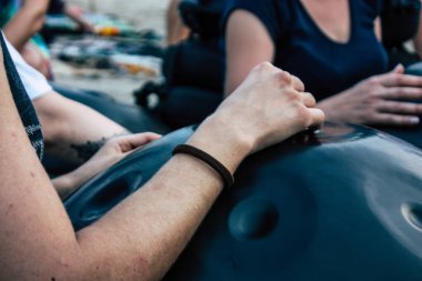 Arambol Goa Hindistan 24 Kasım 2018 bilinmeyenli Rus müzisyen müzik günbatımı sırasında Arambol plaj üzerinde görünümü