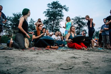 Arambol Goa Hindistan 24 Kasım 2018 bilinmeyenli Rus müzisyen müzik günbatımı sırasında Arambol plaj üzerinde görünümü
