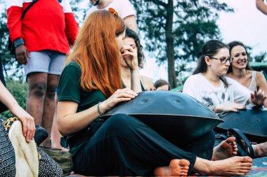 Arambol Goa Hindistan 24 Kasım 2018 bilinmeyenli Rus müzisyen müzik günbatımı sırasında Arambol plaj üzerinde görünümü