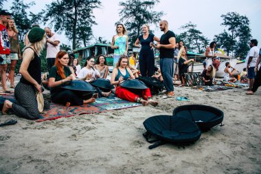 Arambol Goa Hindistan 24 Kasım 2018 bilinmeyenli Rus müzisyen müzik günbatımı sırasında Arambol plaj üzerinde görünümü