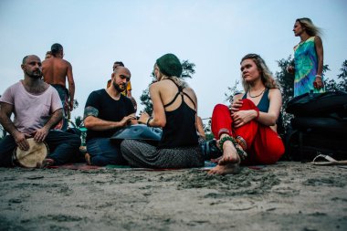 Arambol Goa Hindistan 24 Kasım 2018 bilinmeyenli Rus müzisyen müzik günbatımı sırasında Arambol plaj üzerinde görünümü