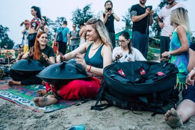 Arambol Goa Hindistan 24 Kasım 2018 bilinmeyenli Rus müzisyen müzik günbatımı sırasında Arambol plaj üzerinde görünümü