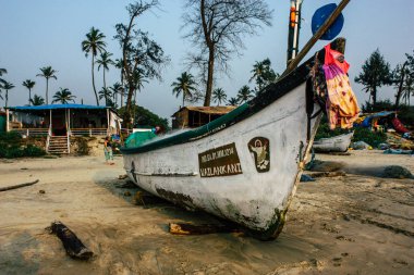 Arambol Goa Hindistan 24 Kasım 2018 geleneksel Goan balık teknede Arambol beach öğleden sonra görünümünü