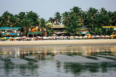 Arambol Goa Hindistan 24 Kasım 2018 geleneksel restoran shack görünümünü öğleden sonra Arambol beach üzerinde