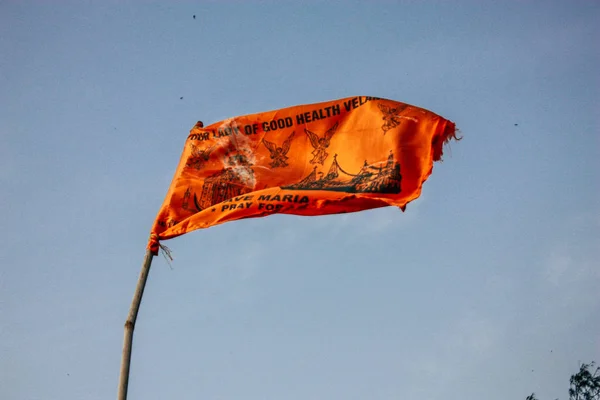 2018年11月24日 在阿拉姆博尔海滩上 印度阿拉姆博尔 果阿看到了一艘传统的果安鱼船顶部的一面旗帜 — 图库照片