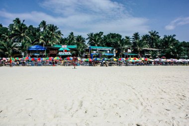 Arambol Goa Hindistan 24 Kasım 2018 geleneksel restoran shack görünümünü öğleden sonra Arambol beach üzerinde