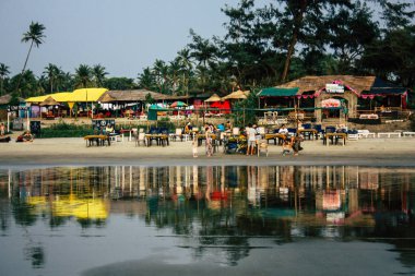 Arambol Goa Hindistan 24 Kasım 2018 geleneksel restoran shack görünümünü öğleden sonra Arambol beach üzerinde