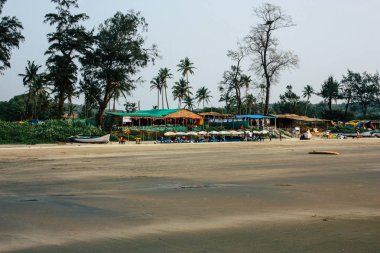 Arambol Goa Hindistan 24 Kasım 2018 geleneksel restoran shack görünümünü öğleden sonra Arambol beach üzerinde