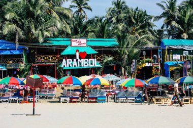 Arambol Goa Hindistan 24 Kasım 2018 geleneksel restoran shack görünümünü öğleden sonra Arambol beach üzerinde
